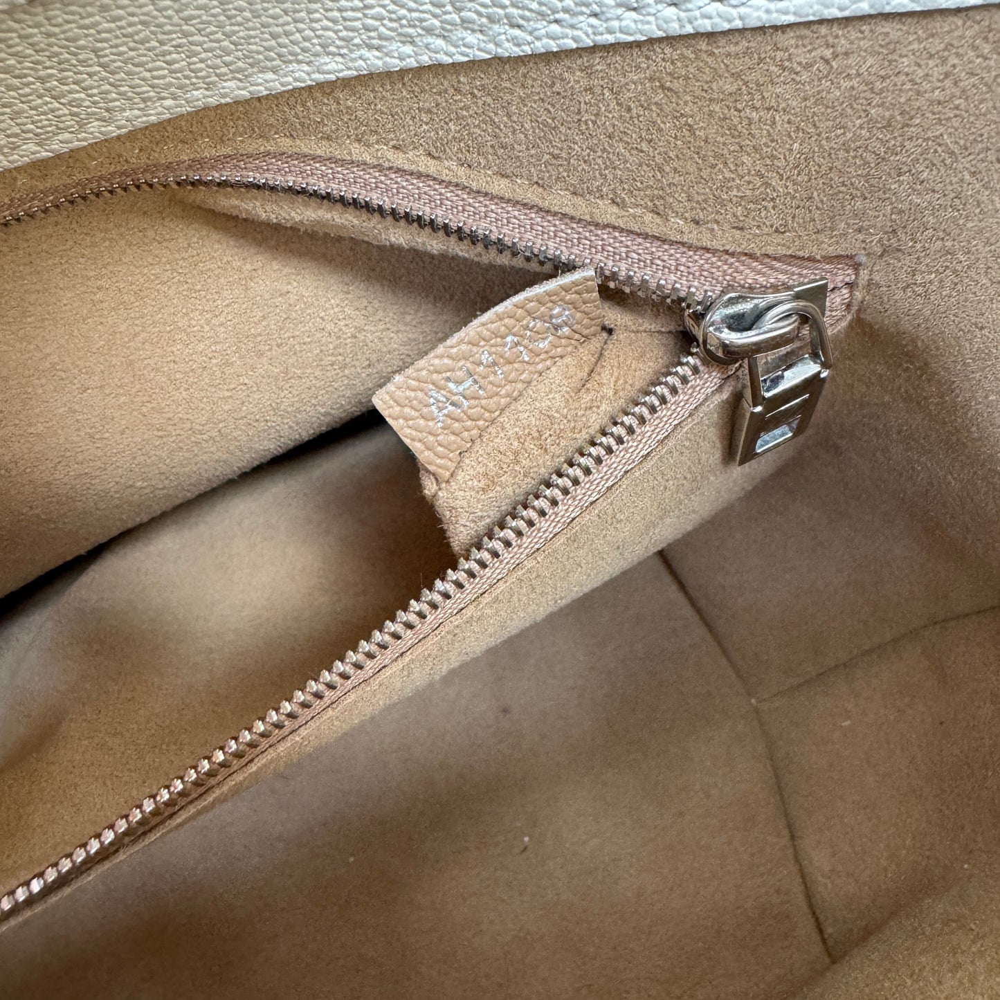 Louis Vuitton Cuir Plume Cuir Ecume Very Hobo