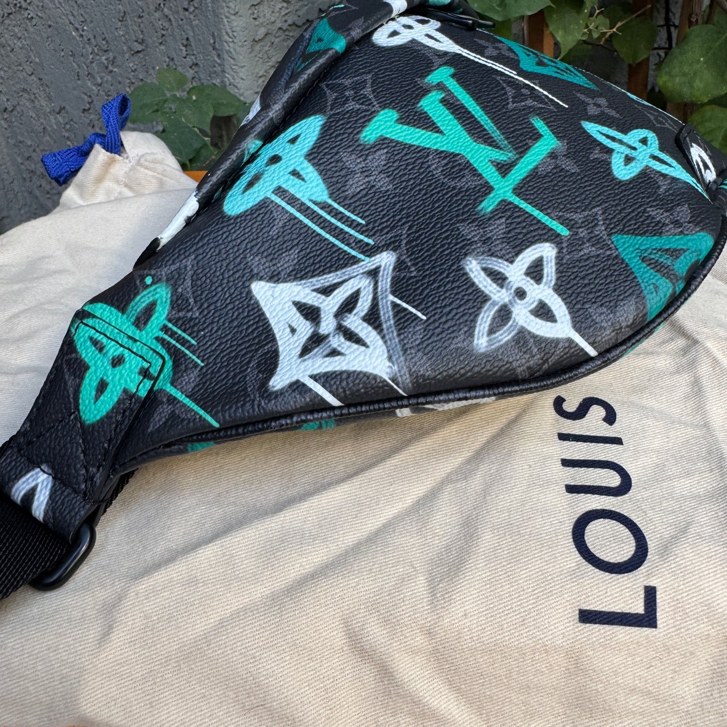 Louis Vuitton Graffiti Monogram Discovery Bumbag