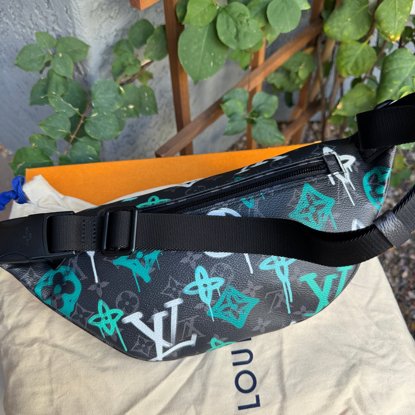 Louis Vuitton Graffiti Monogram Discovery Bumbag