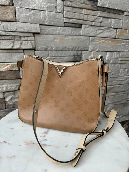 Louis Vuitton Cuir Plume Cuir Ecume Very Hobo