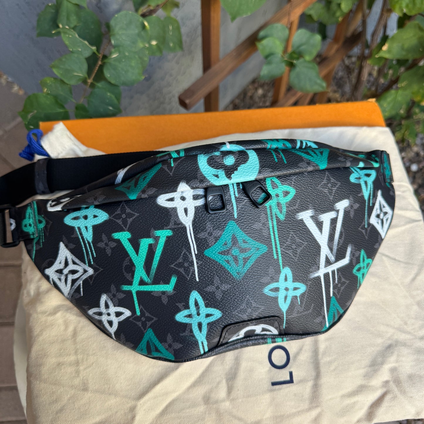 Louis Vuitton Graffiti Monogram Discovery Bumbag