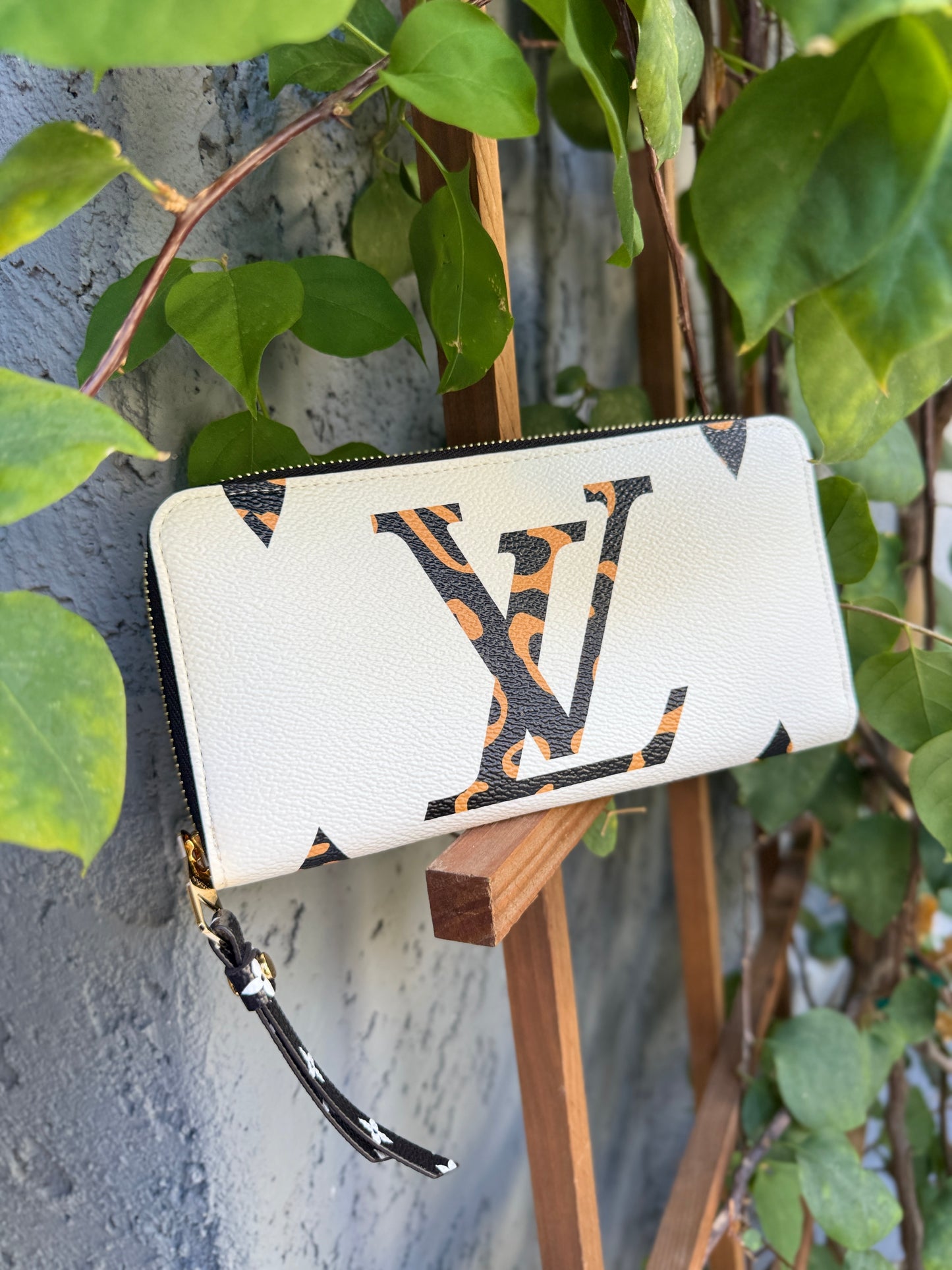 Louis Vuitton Monogram Giant Jungle Zippy Wallet