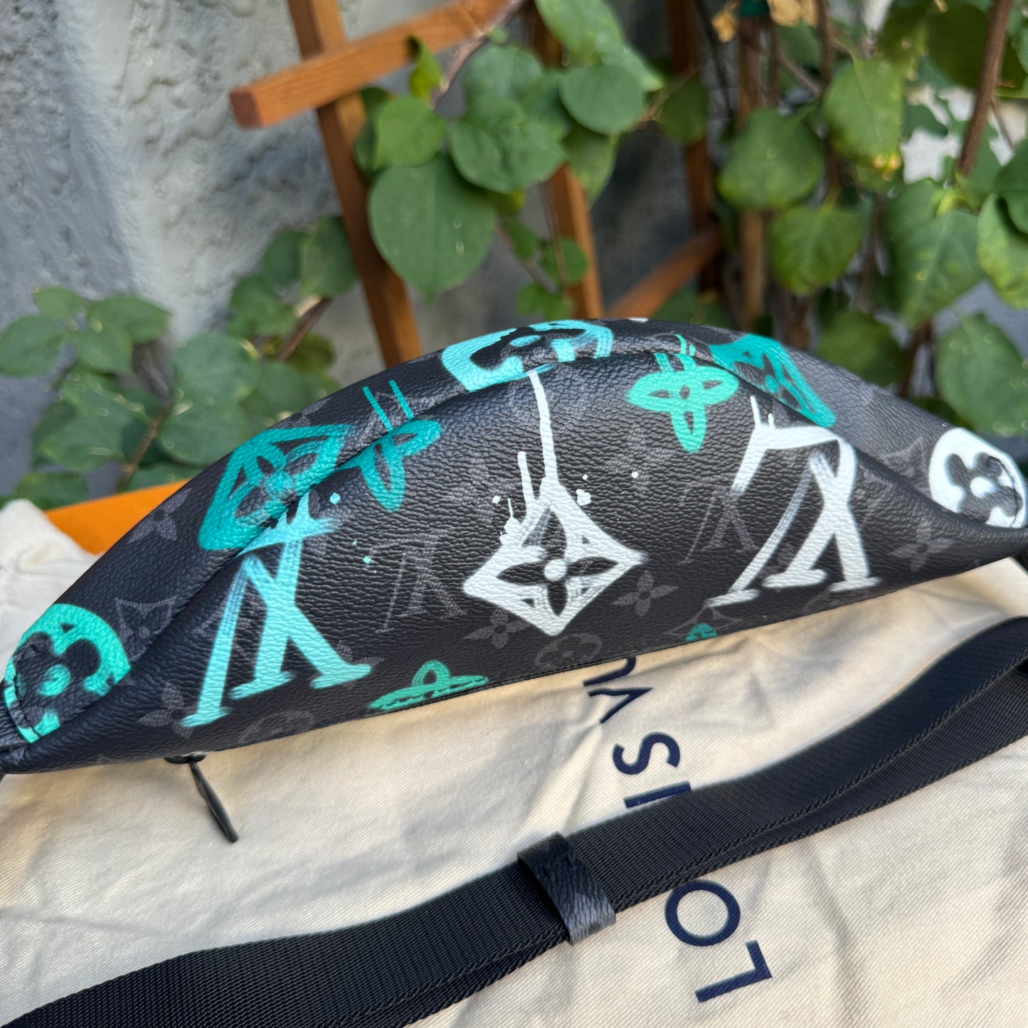 Louis Vuitton Graffiti Monogram Discovery Bumbag