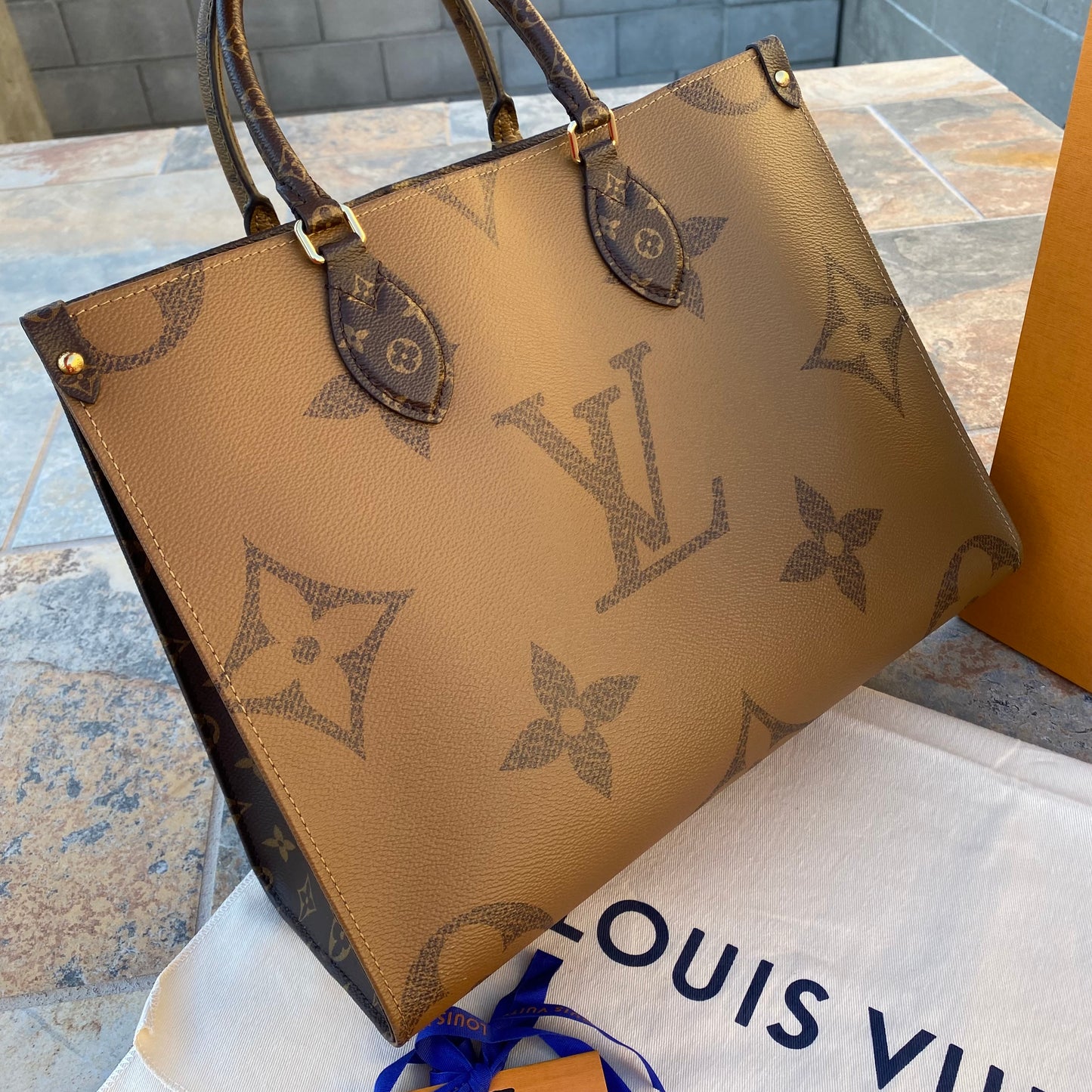 Louis Vuitton Reverse Monogram Onthego MM Tote