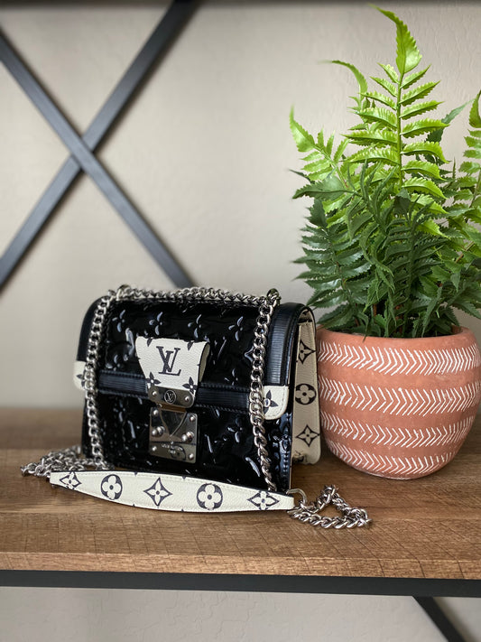 Louis Vuitton Vernis Wynwood Shoulder Bag